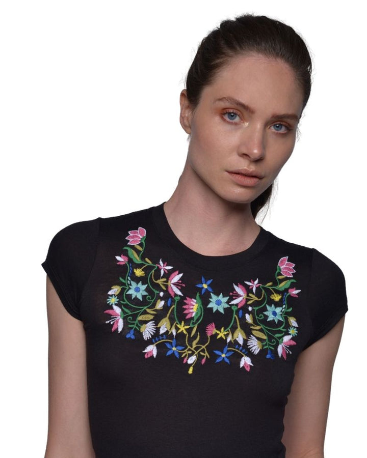 TOP - EMBROIDERED BLACK T-SHIRT | Claudia D'Armiento.